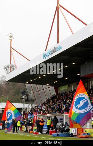 CRAWLEY, Großbritannien, DEZEMBER 12: Der Hauptstand ist mit Bannern geschmückt, die die Kampagne „Stonewall UK, Rainbow Laces“ während der Barclays FA unterstützen Stockfoto