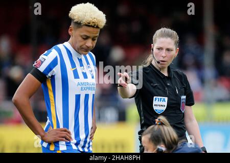 CRAWLEY, Großbritannien, DEZEMBER 12: Schiedsrichter, Abigail Byrne mit Victoria Williams während der Barclays FA Woman Super League zwischen Brighto Stockfoto