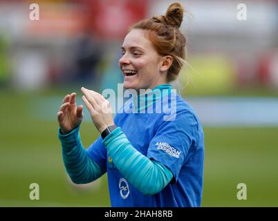 CRAWLEY, Großbritannien, DEZEMBER 12: Danielle Bowman von Brighton & Hove Women mit Squad-Schriftzug zur Unterstützung des Camp in Rainbow Laces, Großbritannien Stockfoto