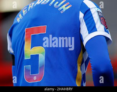 CRAWLEY, Großbritannien, DEZEMBER 12: Brighton & Hove Albion Women mit bunten Kaderzahlen zur Unterstützung der Kampagne „Stonewall UK, Rainbow Laces“ Stockfoto