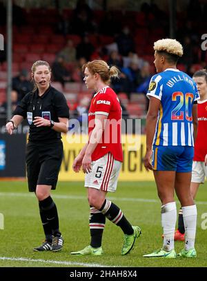 CRAWLEY, Großbritannien, DEZEMBER 12: Schiedsrichter Abigail Byrne spricht mit Aoife Mannion von Manchester United Women und Megan Connolly von Brighton & Hove Stockfoto