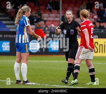 CRAWLEY, Großbritannien, DEZEMBER 12: Schiedsrichter Abigail Byrne spricht mit Aoife Mannion von Manchester United Women und Megan Connolly von Brighton & Hove Stockfoto