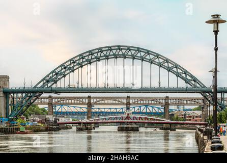 High Level Bridge, Tyne Bridge, Swing Bridge und Queen Elisabeth II Bridge über den Fluss Tyne, Newcastle upon Tyne, Gateshead, England, Großbritannien Stockfoto