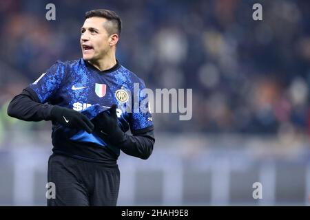 Mailand, Italien. 12th Dez 2021. Alexis Sanchez vom FC Internazionale feiert am Ende der Serie Ein Spiel zwischen dem FC Internazionale und Cagliari Calcio im Stadio Giuseppe Meazza am 12. Dezember 2021 in Mailand, Italien. Quelle: Marco Canoniero/Alamy Live News Stockfoto