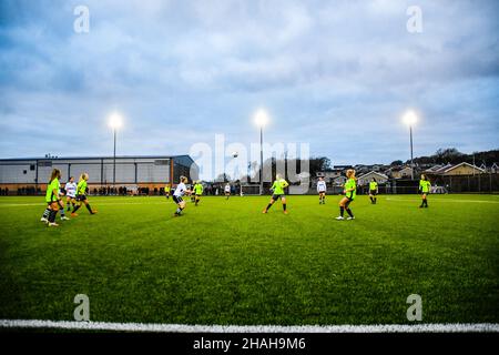 Neath, Großbritannien. 12th Dez 2021. Action unter dem Scheinwerferlicht des Genero Adran South-Spiels zwischen Briton Ferry Llansawel Ladies und Merthyr Town Women am 12. Dezember 2021 im Neath Sports Center in Neath, Wales, Großbritannien. Quelle: Duncan Thomas/Majestic Media. Kredit: Majestic Media Ltd/Alamy Live Nachrichten Stockfoto