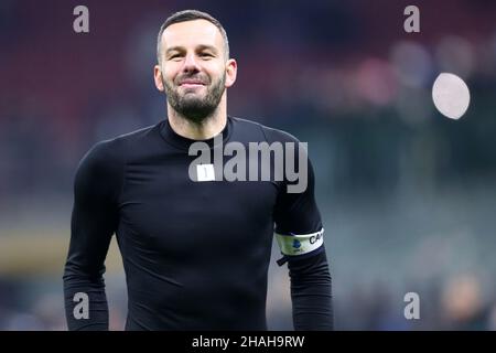 Mailand, Italien. 12th Dez 2021. Samir Handanovic vom FC Internazionale feiert am Ende der Serie Ein Spiel zwischen dem FC Internazionale und Cagliari Calcio im Stadio Giuseppe Meazza am 12. Dezember 2021 in Mailand, Italien. Quelle: Marco Canoniero/Alamy Live News Stockfoto