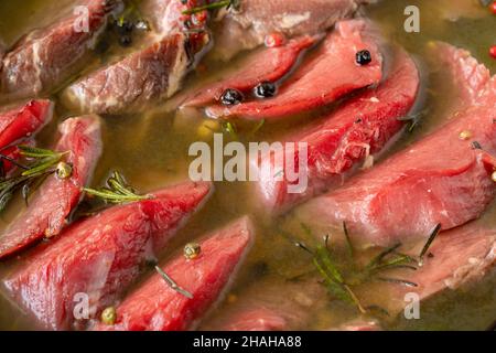 Mariniertes Rindfleisch ohne Knochen auf weißem Holzhintergrund. Fleisch Hintergrund. Nahaufnahme des Fleisches Stockfoto