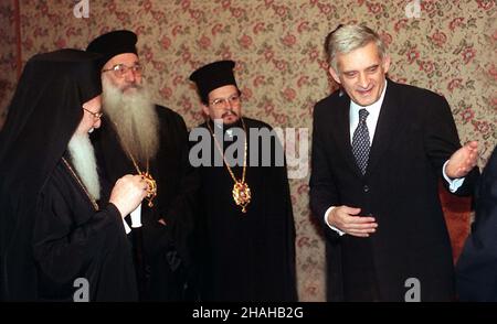Warszawa, 24.01.2000. Wizyta w Polsce honorowego zwierzchnika œwiatowego prawos³awia, Patriarchat Ekumenicznego Konstantynopola Bart³omieja I. N/Z: Bart³omiej I (L) w czasie spotkania z premierem Jerzym Buzkiem (P). (kruu) PAP/Jacek Turczyk Warschau, 24.01.2000. Der Erzbischof von Constantinopleund Ökumenischer Patriarch Bartholomaios I. (L) während seines Besuchs in Polen. Im Bild: Begegnung mit Jerzy Buzek (R). (kruu) PAP/Jacek Turczyk Stockfoto
