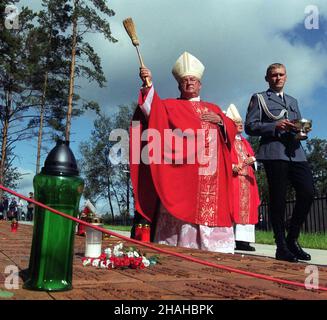 Miednoje, Rosja, 02.09.2000. W Miednoje pod Twerem w Rosji otwarto i poœwiêcono ostatni z trzech cmentarzy polskich oficerów zamordowanych w 1940 roku w ZSRR. W uroczystoœci wziêli udzia³: marsza³ek Sejmu, Premier RP, ministrowie oraz rodziny ofiar. Na zdjêciu biskup polowy WP S³awoj Leszek G³ódŸ (L). (herr) PAP/Radek Pietruszka Mednoye, Russland, 02.09.2000. Der dritte und letzte polnische Kriegsfriedhof wurde vom Feldbischof der polnischen Armee Slawoj Leszek Glodz (L) geweiht und in Mednoye eröffnet, an der Zeremonie nahmen Sejm-Sprecher, der polnische Premierminister, Minister und Familien der Opfer Teil. Im Jahr 1940 Stockfoto