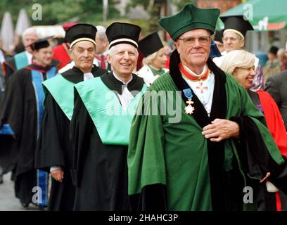 Kraków, 01.10.2000. 600-lecie Odnowienia Akademii Krakowskiej. N/z: Zagraniczni goœcie w pochodzie profesorów. (herr) PAP/Jacek Bednarczyk Krakau, 01.10.2000. 600th Jahrestag der Wiederbelebung der Jagiellonen Universität. Auf dem Bild: Ausländische Gäste nehmen an der Parade der Professoren Teil. (herr) PAP/Jacek Bednarczyk Stockfoto