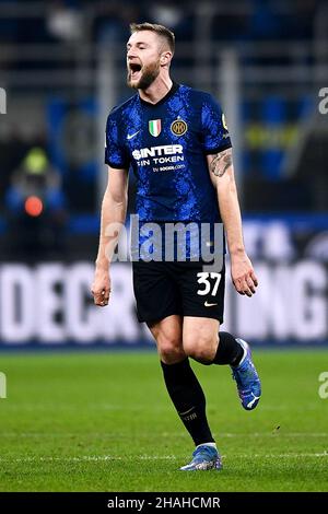 Mailand, Italien. 12. Dezember 2021. Milan Skriniar vom FC Internazionale feiert am Ende der Serie Ein Fußballspiel zwischen dem FC Internazionale und Cagliari Calcio. Kredit: Nicolò Campo/Alamy Live Nachrichten Stockfoto