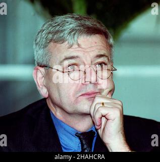 Warszawa, 15.11.2000. Minister Spraw zagranicznych Niemiec Joschka Fischer w Warszawie. (herr) PAP/Radek Pietruszka Warschau, 15.11.2000. Außenminister Joschka Fischer in Warschau. (herr) PAP/Radek Pietruszka Stockfoto
