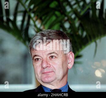Warszawa, 15.11.2000. Minister Spraw zagranicznych Niemiec Joschka Fischer w Warszawie. (herr) PAP/Radek Pietruszka Warschau, 15.11.2000. Außenminister Joschka Fischer in Warschau. (herr) PAP/Radek Pietruszka Stockfoto
