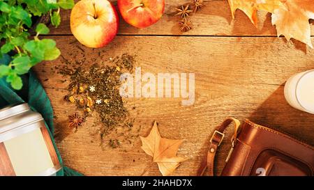 Herbstliche Atmosphäre mit Blättern und Tee von oben Stockfoto