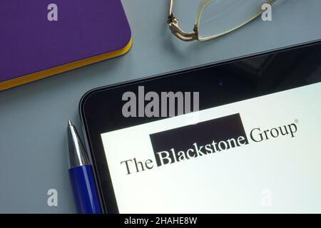 KIEW, UKRAINE - 03. Dezember 2021. Tablet mit dem blackstone Group Logo. Stockfoto