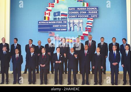 W³ochy Rzym 28.05.2002. Specjalny szczyt NATO (North Atlantic Treaty Organization) z udzia³em Rosji, podczas którego powo³ana zosta³a Rada NATO-Rosja (NATO Russland Council, NRC). NZ. w pierwszym rzêdzie od lewej: premier Belgii Guy Verhofstadt, Prezydent Turcji Ahmet Necdet Sezer, Prezydent RP Aleksander Kwaœniewski, Prezydent Republiki Czeskiej Vaclav Havel, Sekretarz Generalny NATO Lord Robertson, Premier W³och Silvio Berlusconi, Prezydent Francji Jacques Chirac, Prezydent Rosji W³adimir Putin, Prezytandent USA George W. Bush, rzêdzie Premier Wielekj Blair: Tony: prem Stockfoto