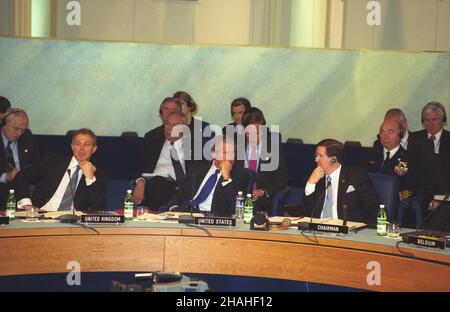 W³ochy Rzym 28.05.2002. Specjalny szczyt NATO (North Atlantic Treaty Organization) z udzia³em Rosji, podczas którego powo³ana zosta³a Rada NATO-Rosja (NATO Russland Council, NRC). NZ. przy Stole od lewej: premier Wielkiej Brytanii Tony Blair, Prezydent USA George W. Bush, Sekretarz Generalny NATO Lord Robertson. uu PAP/Grzegorz Rogiñski Italien Rom 28. Mai 2002. Ein spezieller NATO-Gipfel (North Atlantic Treaty Organization), an dem Russland teilnahm und den NATO-Russland-Rat, NRC, einrichtete. Auf dem Tisch von links: Der britische Premierminister Tony Blair, US-Präsident George W. Bush, NATO-Generalsekretär Lo Stockfoto