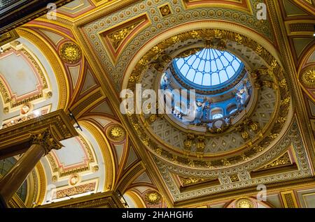 Die Glaskuppel über der spektakulären, reich verzierten Decke am Eingang des Gründers (Eingangshalle) im Fitzwilliam Museum in Cambridge, Großbritannien. Stockfoto