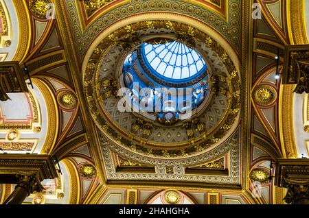 Die Glaskuppel über der spektakulären, reich verzierten Decke am Eingang des Gründers (Eingangshalle) im Fitzwilliam Museum in Cambridge, Großbritannien. Stockfoto