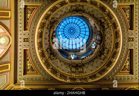 Die Glaskuppel über der spektakulären, reich verzierten Decke am Eingang des Gründers (Eingangshalle) im Fitzwilliam Museum in Cambridge, Großbritannien. Stockfoto