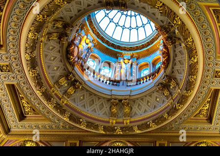 Die Glaskuppel über der spektakulären, reich verzierten Decke am Eingang des Gründers (Eingangshalle) im Fitzwilliam Museum in Cambridge, Großbritannien. Stockfoto