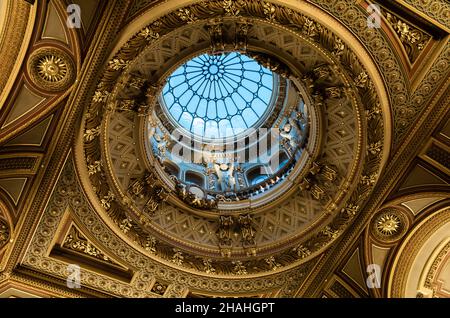 Die Glaskuppel über der spektakulären, reich verzierten Decke am Eingang des Gründers (Eingangshalle) im Fitzwilliam Museum in Cambridge, Großbritannien. Stockfoto