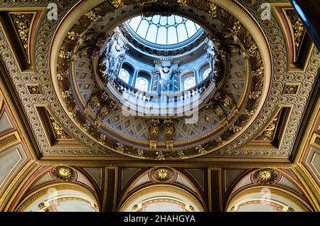 Die Glaskuppel über der spektakulären, reich verzierten Decke am Eingang des Gründers (Eingangshalle) im Fitzwilliam Museum in Cambridge, Großbritannien. Stockfoto