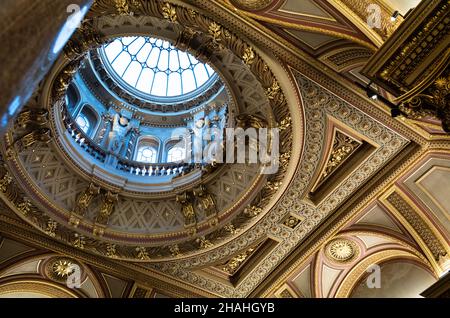 Die Glaskuppel über der spektakulären, reich verzierten Decke am Eingang des Gründers (Eingangshalle) im Fitzwilliam Museum in Cambridge, Großbritannien. Stockfoto