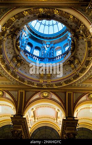 Die Glaskuppel über der spektakulären, reich verzierten Decke am Eingang des Gründers (Eingangshalle) im Fitzwilliam Museum in Cambridge, Großbritannien. Stockfoto