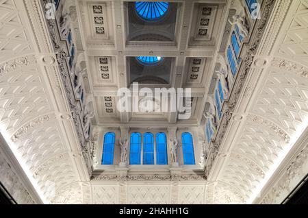 Die kunstvoll verzierte Decke im Grade 1-Stil in der Hauptgalerie des Fitzwilliam Museum in Cambridge, Großbritannien, mit einem o.. Die Decke mit ihren gewölbten Dachlichtern und Stockfoto