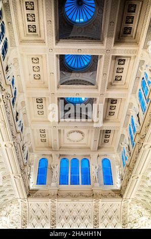 Die kunstvoll verzierte Decke im Grade 1-Stil in der Hauptgalerie des Fitzwilliam Museum in Cambridge, Großbritannien, mit einem o.. Die Decke mit ihren gewölbten Dachlichtern und Stockfoto