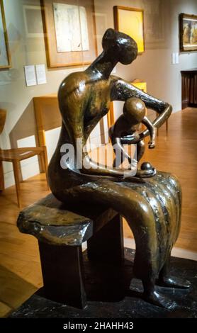 Die Skulptur Mutter und Kind mit Apfel (1956) von Henry Moore im Fitzwilliam Museum in Cambridge, Großbritannien. Bronze, gegossene Skulptur 74,5cm hoch, das war Stockfoto