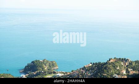 Sizilien. Blick auf das Teatro Antico di Taormina ganz rechts im Bild von einer Terrasse in Castelmola. Stockfoto