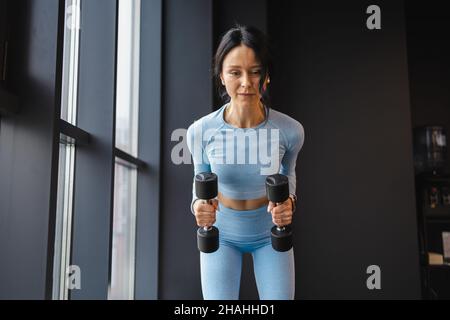 Frau, die Übungen mit Hanteln Stockfoto