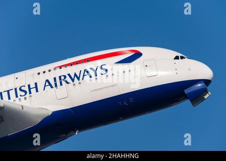 British Airways Airbus A380 Jet Airliner G-XLEC, das vom Flughafen London Heathrow, London, Großbritannien, abfliegt. Nasenkleg-Türen schließen nach dem Einfahren Stockfoto