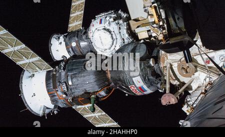 ISS - 26. November 2021 - zwei russische Raumschiffe und ein neues Andockmodul sind an der Internationalen Raumstation angebracht. Die Sojus MS-19 cre Stockfoto