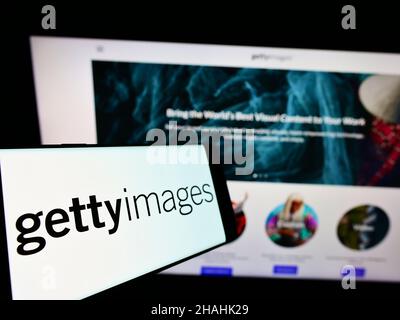 Mobiltelefon mit Logo des Fotoanbieters Getty Images Inc. Auf dem Bildschirm vor der Unternehmenswebsite. Konzentrieren Sie sich auf die Mitte links des Telefondisplays. Stockfoto