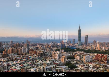 Panoramablick auf Taipei City in taiwan in der Abenddämmerung Stockfoto