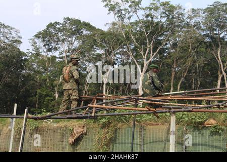 (211213) -- BENI (DRC), 13. Dezember 2021 (Xinhua) -- Soldaten der gemeinsamen Streitkräfte der ugandischen Volksverteidigungskräfte (UPDF) und der Streitkräfte der Demokratischen Republik Kongo (FARDC) bewachen einen Militärstützpunkt im Dschungel auf dem Gebiet von Beni in der Provinz Nord-Kivu, Nordost-Demokratische Republik Kongo (DRK), 9. Dezember 2021. Die FARDC und UPDF veröffentlichten am Samstag die erste Bewertung ihrer gemeinsamen Militäroperationen gegen Rebellen der Alliierten Demokratischen Kräfte (ADF), die seit November 30 auf dem Gebiet von Beni im Nordosten der Demokratischen Republik Kongo durchgeführt wurden Stockfoto