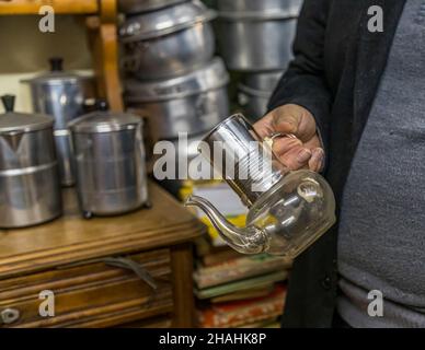 Saint-Chamond, Frankreich. Kader Zennaf sammelt im Haus seiner verstorbenen Mutter Aluminiumobjekte. Er begann dies schon in jungen Jahren zu tun. Als Kind bekam er einen kleinen Kaffeebecher aus Aluminium, dem französischen Metall. Stockfoto