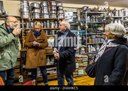 Saint-Chamond, Frankreich. Kader Zennaf sammelt im Haus seiner verstorbenen Mutter Aluminiumobjekte. Er begann dies schon in jungen Jahren zu tun. Als Kind bekam er einen kleinen Kaffeebecher aus Aluminium, dem französischen Metall. Stockfoto