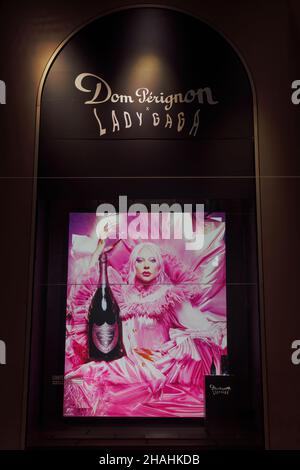 Mailand, Italien Vitrine aus dem Dom Perignon Lady Gaga Champagner. Außenansicht einer alten alkoholischen Getränkeflasche, die der berühmte Pop-Sänger auf der Fassade von La Rinascente wirbt. Stockfoto