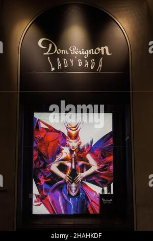 Mailand, Italien Vitrine aus dem Dom Perignon Lady Gaga Champagner. Außenansicht einer alten alkoholischen Getränkeflasche, die der berühmte Pop-Sänger auf der Fassade von La Rinascente wirbt. Stockfoto