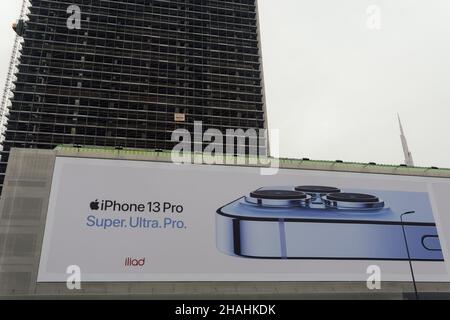 Mailand, Italien iPhone 13 Pro mobile Werbetafel. Tagesansicht einer großen Plakatwand, die ein Apple-Handy auf einer großen Plakatwand anzeigt. Stockfoto