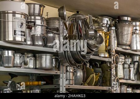 Saint-Chamond, Frankreich. Kader Zennaf sammelt im Haus seiner verstorbenen Mutter Aluminiumobjekte. Er begann dies schon in jungen Jahren zu tun. Als Kind bekam er einen kleinen Kaffeebecher aus Aluminium, dem französischen Metall. Stockfoto