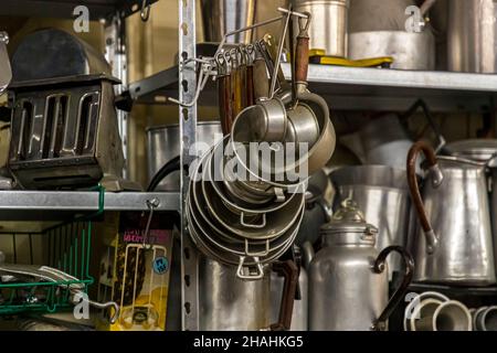 Saint-Chamond, Frankreich. Kader Zennaf sammelt im Haus seiner verstorbenen Mutter Aluminiumobjekte. Er begann dies schon in jungen Jahren zu tun. Als Kind bekam er einen kleinen Kaffeebecher aus Aluminium, dem französischen Metall. Stockfoto