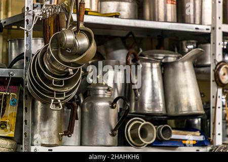 Saint-Chamond, Frankreich. Kader Zennaf sammelt im Haus seiner verstorbenen Mutter Aluminiumobjekte. Er begann dies schon in jungen Jahren zu tun. Als Kind bekam er einen kleinen Kaffeebecher aus Aluminium, dem französischen Metall. Stockfoto