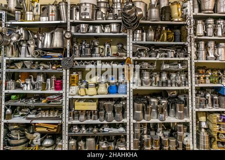 Bunte Aluminium-Thermoskannen und Feldflaschen stehen auf einem Regal in der privaten Sammlung von Kader Zennaf in Saint-Chamond, Département Loire, Frankreich. Er begann als Kind mit dem Sammeln, nachdem er selbst eine kleine Kaffeetasse aus dem französischen Leichtmetall geschenkt bekommen hatte. Stockfoto
