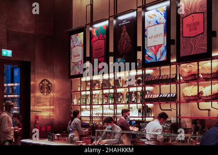 Mailand, Italien Starbucks Reserve Roastery Inneneinrichtung mit medusa-Logo. Im berühmten Coffee Brand Shop am Piazza Cordusio Palazzo Broggi Gebäude in der Hauptstadt der Lombardei. Stockfoto