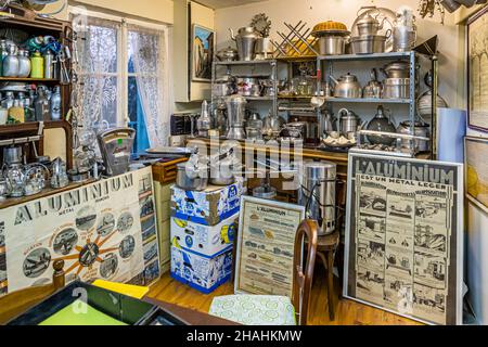 Saint-Chamond, Frankreich. Kader Zennaf sammelt im Haus seiner verstorbenen Mutter Aluminiumobjekte. Er begann dies schon in jungen Jahren zu tun. Als Kind bekam er einen kleinen Kaffeebecher aus Aluminium, dem französischen Metall. Stockfoto